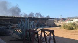 Φωτιά στην περιοχή Ξηροπήγαδο στη Μάνδρα: Εστάλη μήνυμα από το 112 για τους πυκνούς καπνούς