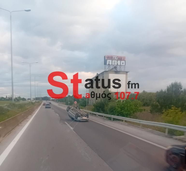 Θεσσαλονίκη: Όχημα τούμπαρε στη Μουδανιών