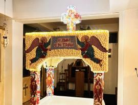 Θεσσαλονίκη: Στην Ευκαρπία ένας από τους ομορφότερους Επιταφίους – Στολίστηκε με χιλιάδες πέρλες και λουλούδια – Δείτε φωτο