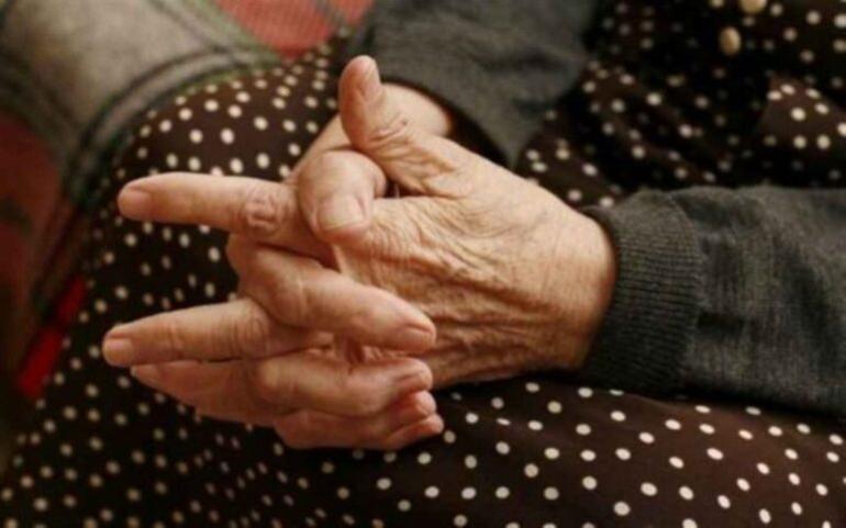 Θεσσαλονίκη: “Αν ήμουν μέσα μπορεί να με σκότωναν” λέει η 79χρονη για τους διαρρήκτες που προσπάθησαν να μπουν στο σπίτι της