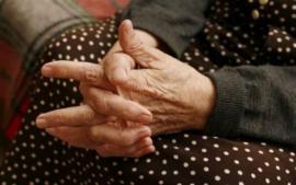 Θεσσαλονίκη: “Αν ήμουν μέσα μπορεί να με σκότωναν” λέει η 79χρονη για τους διαρρήκτες που προσπάθησαν να μπουν στο σπίτι της