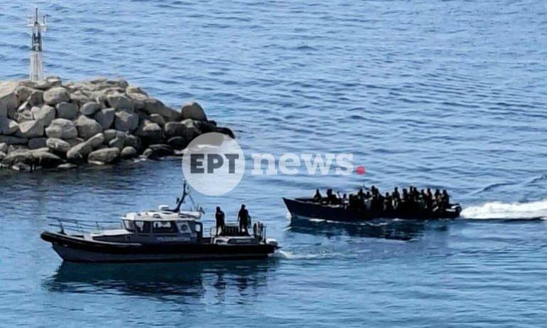 Αυξάνονται οι ροές: Περισσότεροι από 500 μετανάστες στην Κρήτη σε ένα 24ωρο – 566 παραμένουν εγκλωβισμένοι στην Αγυιά Χανίων