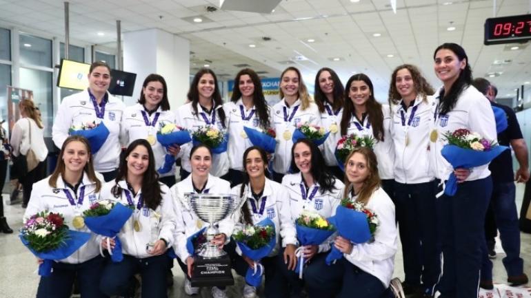 Με το τρόπαιο και τα χρυσά μετάλλια του World Cup επέστρεψε από την Κίνα η αποστολή της εθνικής υδατοσφαίρισης των γυναικών