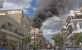 ΤΩΡΑ στη Θεσσαλονίκη: Μεγάλη φωτιά σε πολυκατοικία – VIDEO