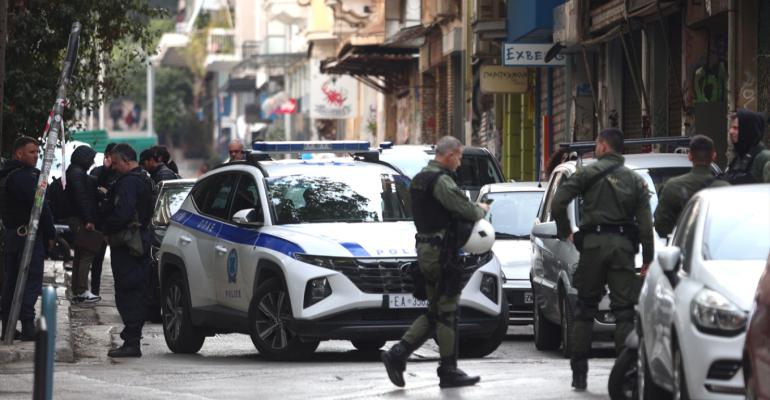Πέτρες και κράνη βρέθηκαν στο υπό κατάληψη κτήριο στα Εξάρχεια - Συλλέγει γενετικό υλικό η ΕΛΑΣ