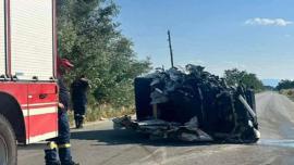 Θεσσαλονίκη: Λουλούδια και κεριά στο σημείο που σκοτώθηκαν πατέρας και γιος μετά από τροχαίο