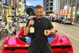 Ο μανάβης που έγινε influencer και πλένει τη Ferrari του... με σαμπάνια