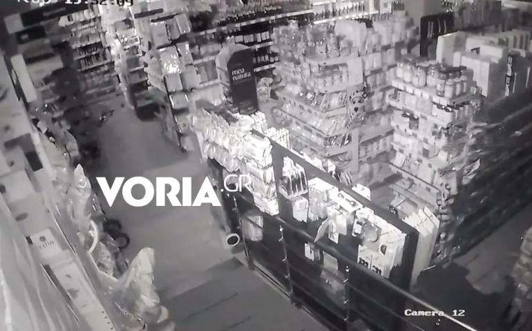 Χαλκιδική: Καρέ καρέ η στιγμή του σεισμού σε σούπερ μάρκετ - Προϊόντα πέφτουν από τα ράφια (video)
