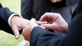 ΣτΕ: Συνταγματική η υιοθεσία παιδιών από ομόφυλα ζευγάρια