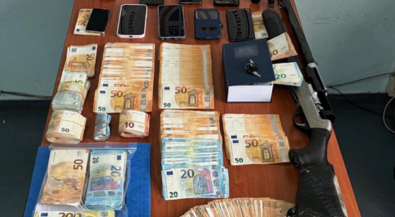 Σπείρα εφοριακών Χαλκίδας: Στο «μικροσκόπιο» τηλέφωνα, υπολογιστές και σημειώσεις