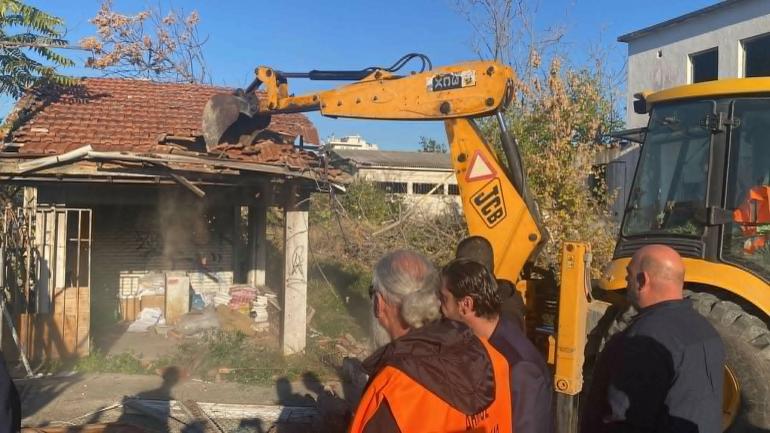 ΦΩΤΟ-Θεσσαλονίκη: Ξεκίνησαν οι κατεδαφίσεις σε κτίρια στο ΑΓΝΟ στη Σταυρούπολη