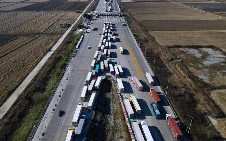 Απαγόρευση κυκλοφορίας βαρέων οχημάτων από απόψε στην Εθνική Οδό από τα Μάλγαρα μέχρι την Αθήνα