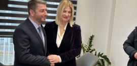 Θεσσαλονίκη: Έδωσαν τα χέρια Νίκος Ανδρουλάκης και Ράνια Θρασκιά - Στην ΚΟ του ΠΑΣΟΚ η Θεσσαλονικιά βουλευτής