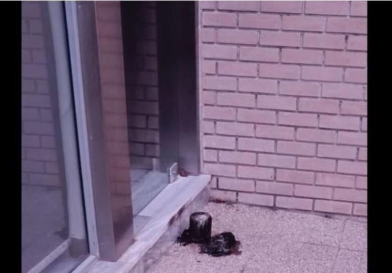 Καμένο γκαζάκι έξω από τα γραφεία της ιστοσελίδας της Ομάδας Αλήθειας