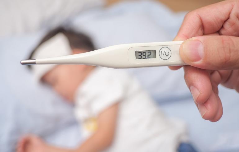 «Θερίζει» η γρίπη: Διασωληνωμένο 3χρονο παιδί, στη ΜΕΘ και ένας 6χρονος