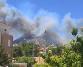 Φωτιά στο Κορωπί – Μήνυμα του 112, στις αυλές των σπιτιών οι φλόγες