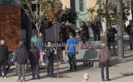 Βίντεο: Επεισοδιακή σύλληψη Ρομά στη Λαμία – Προσπαθούσε να χτυπήσει τους αστυνομικούς