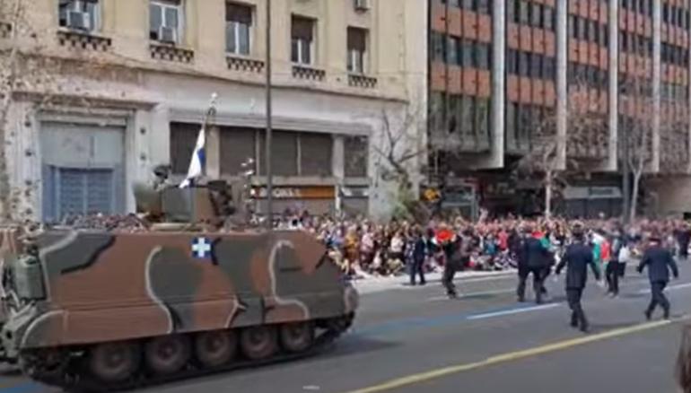 25η Μαρτίου: Οκτώ προσαγωγές στην παρέλαση στην Αθήνα - Μπήκαν με Παλαιστινιακές σημαίες μπροστά στα άρματα