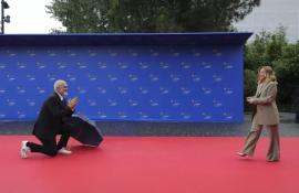 Γονατιστός υποδέχθηκε ο Ράμα τη Μελόνι στη Σύνοδο Κορυφής στα Τίρανα- Βίντεο