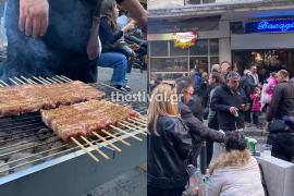 ΤΩΡΑ στη Θεσσαλονίκη: Γλέντι με σουβλάκια, κρασί και τραγούδια στη Βασιλέως Ηρακλείου