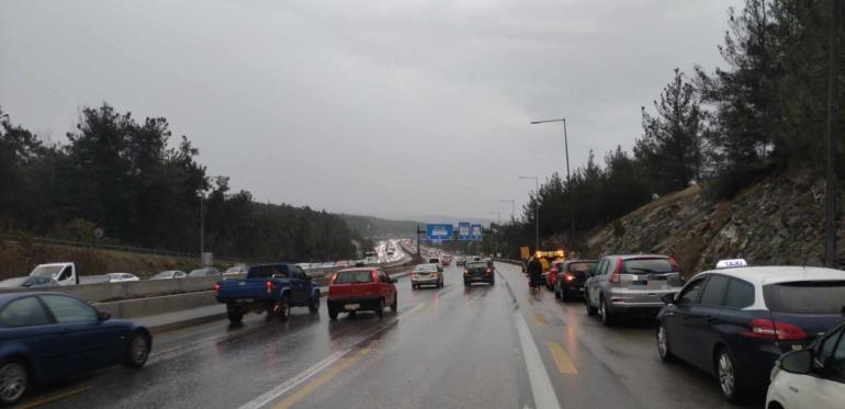 Θεσσαλονίκη: Δύο συγκρούσεις τεσσάρων ΙΧ στον περιφερειακό - Με δυσκολία η κυκλοφορία