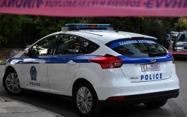 Άνδρας σε αμόκ μπούκαρε με μαχαίρι στο ΑΤ Μάνδρας: Τον πυροβόλησε αστυνομικός για να τον ακινητοποιήσει