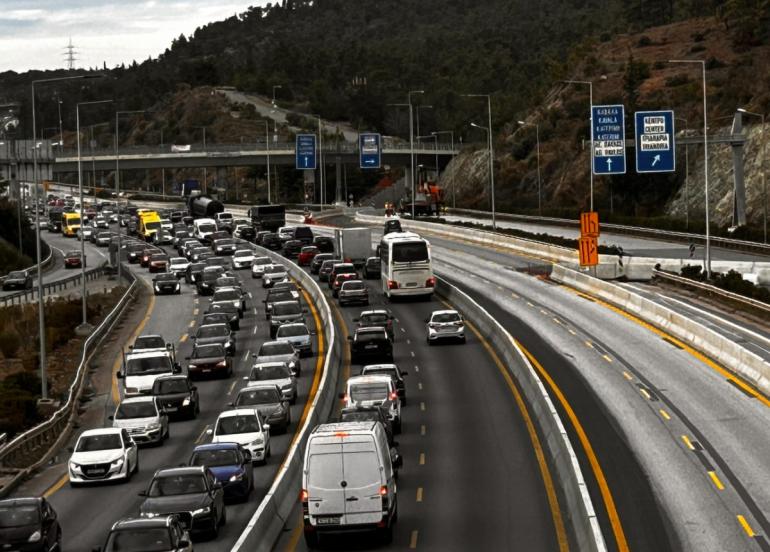 Θεσσαλονίκη-ΤΩΡΑ-Καραμπόλα πέντε αυτοκινήτων στον Περιφερειακό