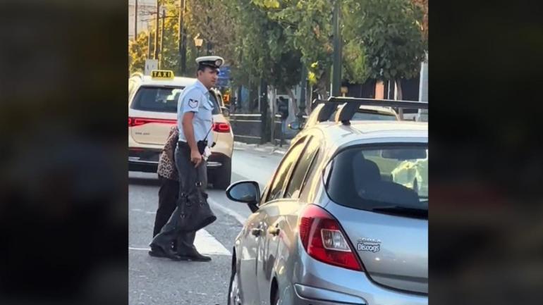 Ελλάδα: Αστυνομικός-πρότυπο δίνει το καλό παράδειγμα και γίνεται viral (video)