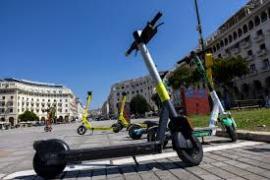 Ο δήμος Θεσσαλονίκης ζητεί απαγόρευση χρήσης ηλεκτρικών πατινιών από άτομα κάτω των 17 ετών