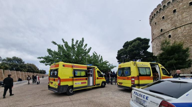 Θεσσαλονίκη: Συναγερμός για νεαρό που απείλησε να πέσει από τον Λευκό Πύργο