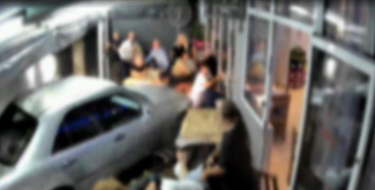Θεσσαλονίκη: Νέα αναβολή στη δίκη του οδηγού που “εισέβαλε” σε ταβέρνα – Αφέθηκε ελεύθερος με περιοριστικό όρο