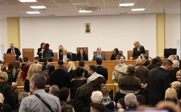 Δίκη για τα Τέμπη: Θα απέχουν οι δικηγόροι αν δεν εισακουστεί το αίτημα για αλλαγή χώρου