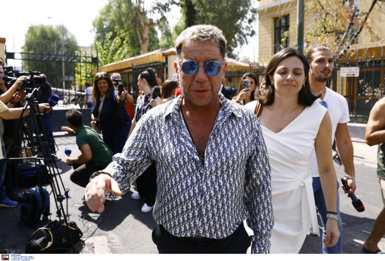 Ο Γιώργος Μαζωνάκης κατέθεσε μήνυση εναντίον της οικογένειάς του – Φωτογραφίες από τα δικαστήρια
