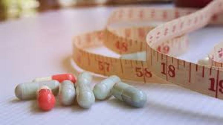 Έρχεται το χάπι αδυνατίσματος μέσα στο 2026. Γιατί το αποτέλεσμα διαφέρει ανά άτομο και η διακοπή οδηγεί σε υποτροπή