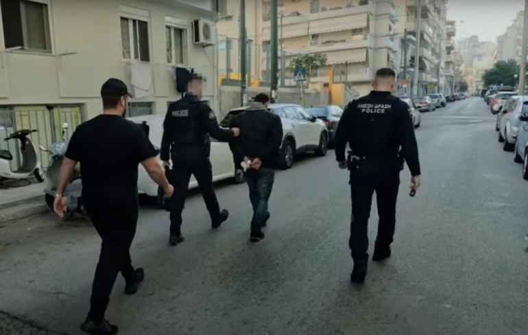 Θεσσαλονίκη: «Δεν επιχείρησε να φύγει», λέει η δικηγόρος του 45χρονου που έπεσε πάνω σε θαμώνες ταβέρνας (βίντεο)
