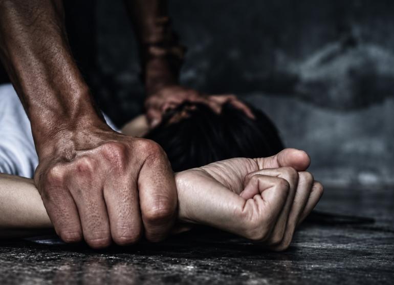 Γνωστός αντισεξιστής βίαζε νεαρή γυναίκα χωρίς έλεος – Διαβάστε τη σοκαριστική καταγγελία
