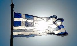 Νεαρός κατέβασε την ελληνική σημαία του Δημαρχείου Κομοτηνής και την έκαψε