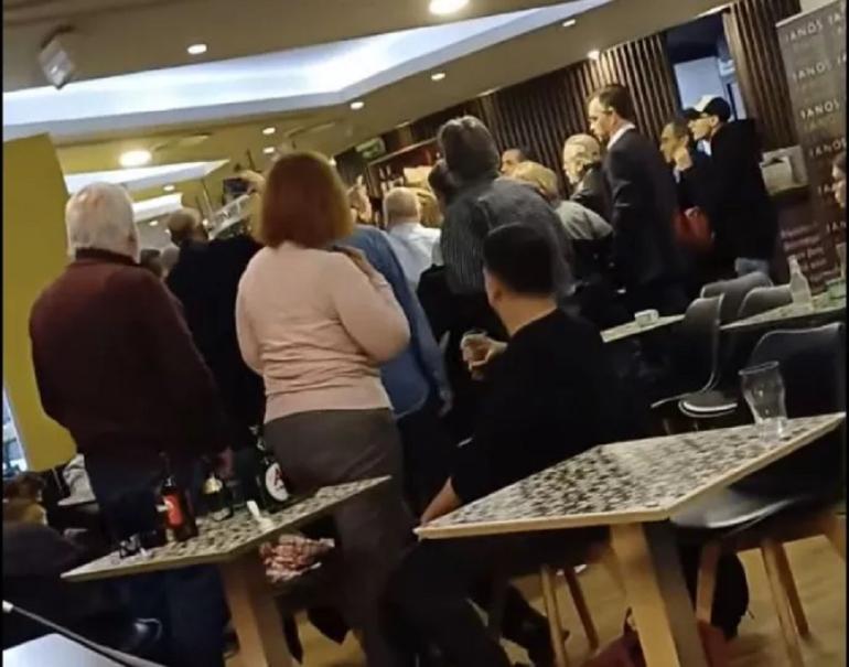 Γαλλής για τα επεισόδια σε εκδήλωση για τα Τέμπη: «Στη Δημοκρατία ανταλλάσουμε επιχειρήματα, όχι σπρωξίδια» (video)