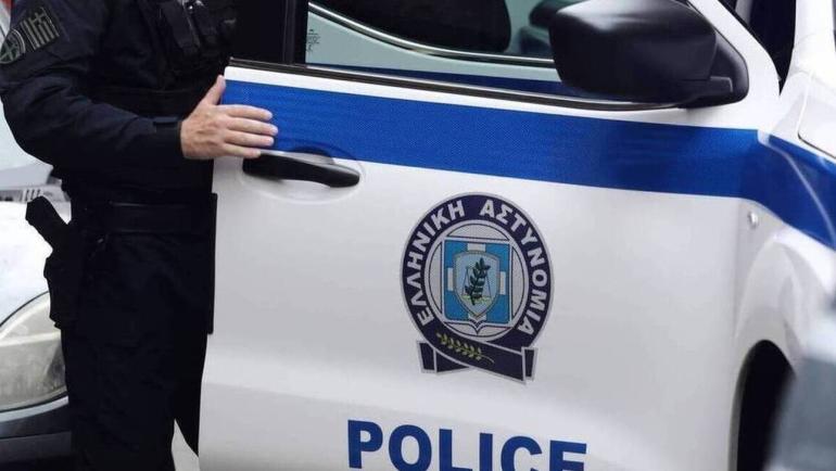 Σε διαθεσιμότητα ο αστυνομικός για τον ξυλοδαρμό της πρώην συντρόφου του - Του αφαίρεσαν το όπλο