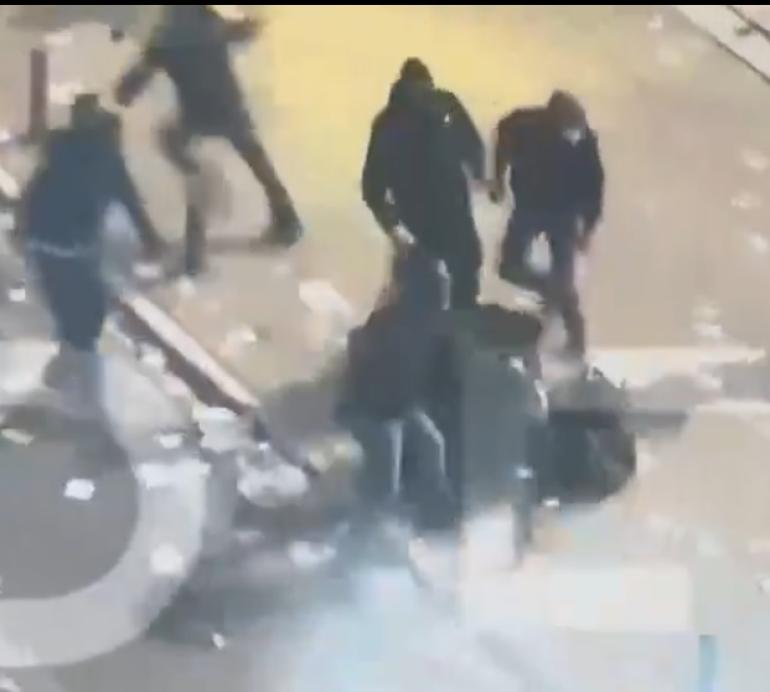 Επεισόδια στην Αθήνα: Κουκουλοφόροι κλωτσάνε πεσμένο αστυνομικό (ΒΙΝΤΕΟ)