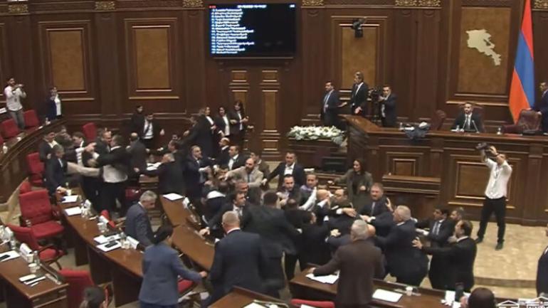 Επεισόδιο στη Βουλή της Αρμενίας: Βουλευτές πιάστηκαν στα χέρια, δείτε βίντεο