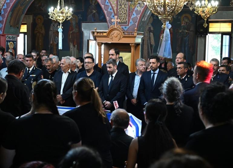 Κρήτη: Θρήνος στην κηδεία του 58χρονου πυροσβέστη που χάθηκε στη φωτιά στο Ρέθυμνο