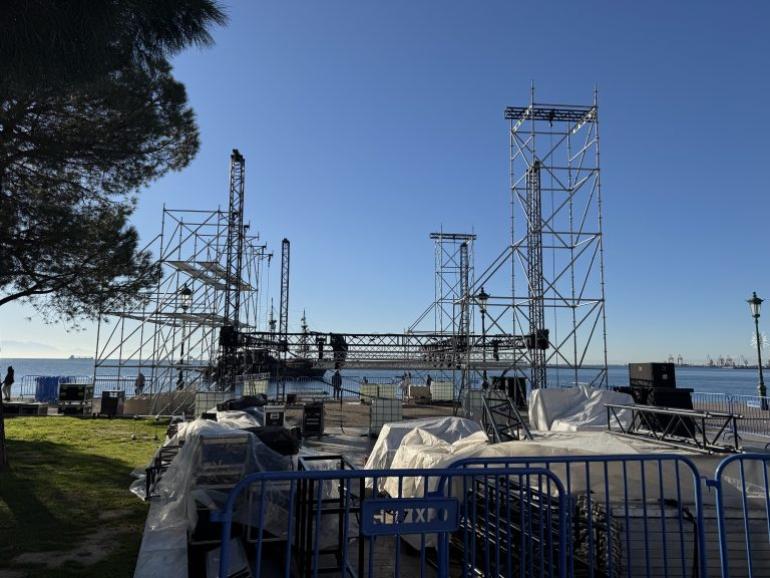 Θεσσαλονίκη: Προετοιμασίες για το μεγάλο πάρτι αλλαγής του χρόνου στον Λευκό Πύργο – Κορυφαίοι DJs και εντυπωσιακό laser show