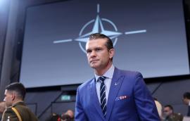 Νέα γκάφα από τον Πιτ Χέγκσεθ: Μοιράστηκε ξανά απόρρητες πληροφορίες με τη σύζυγο, τον αδερφό και τον δικηγόρο του